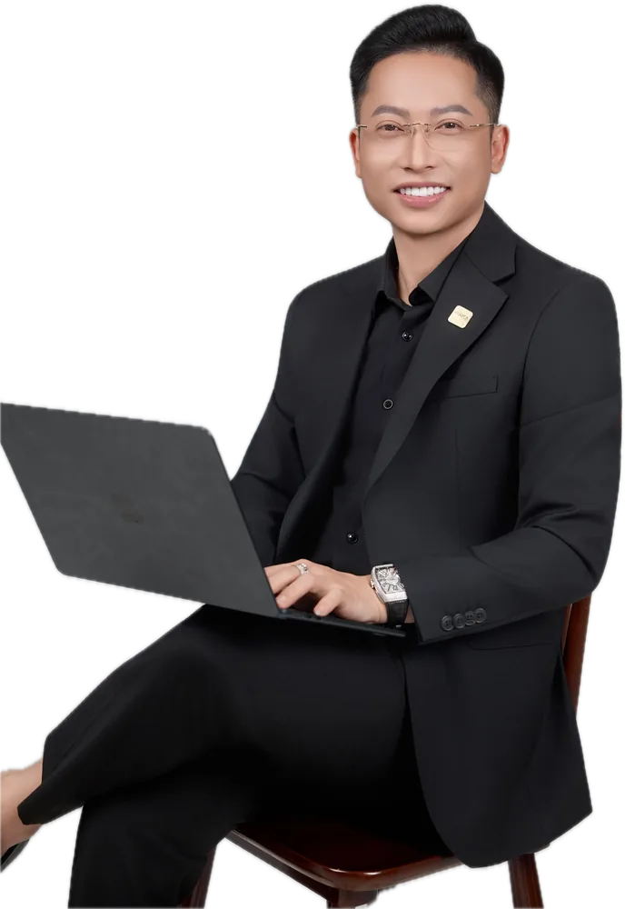 Nguyễn Đức làm việc với hệ thống AI Agent trên laptop